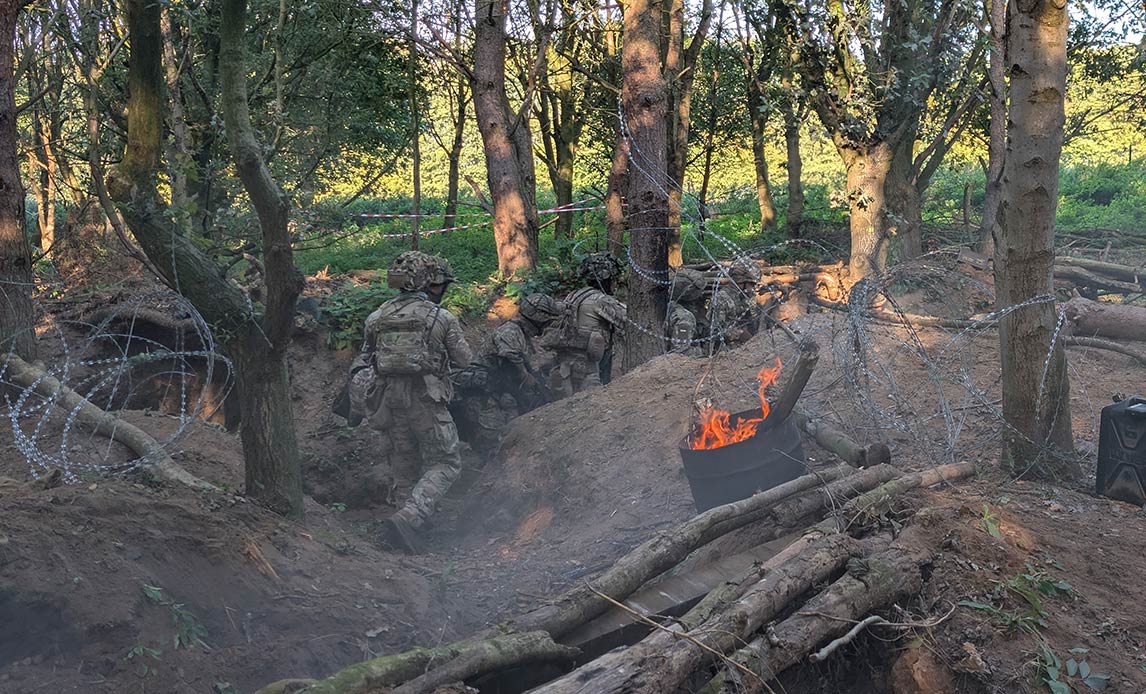 Ukrainske instruktørelever underviser rekrutter, mens dansk INST tilbagemelder på instruktørvirket.