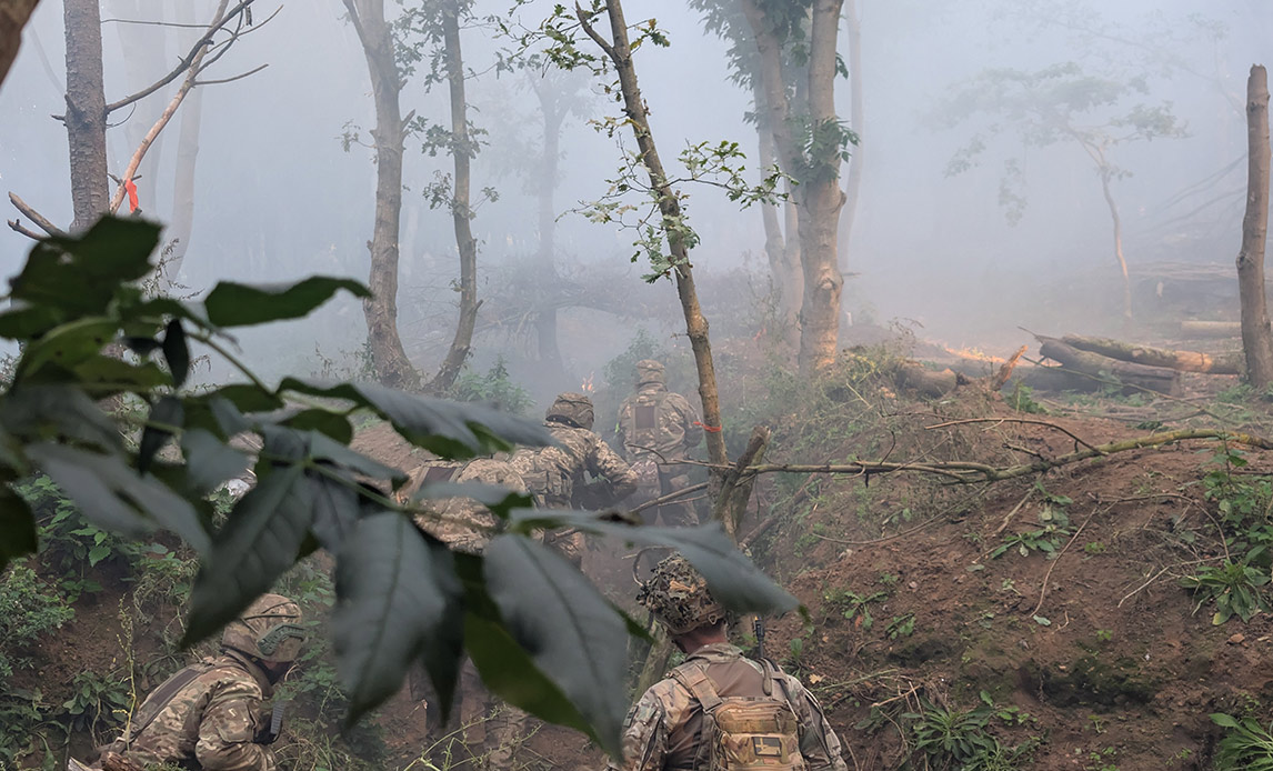 Ukrainske instruktørelever underviser rekrutter, mens dansk INST tilbagemelder på instruktørvirket.