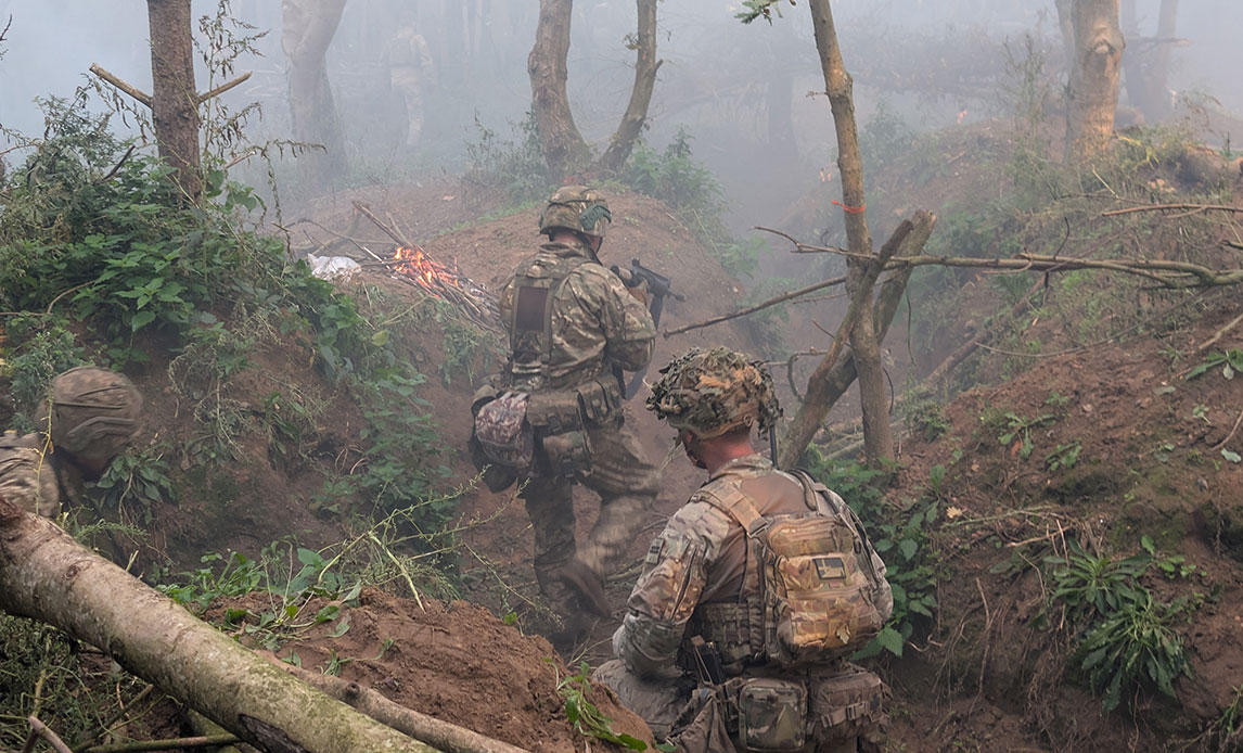Ukrainske instruktørelever underviser rekrutter, mens dansk INST tilbagemelder på instruktørvirket.