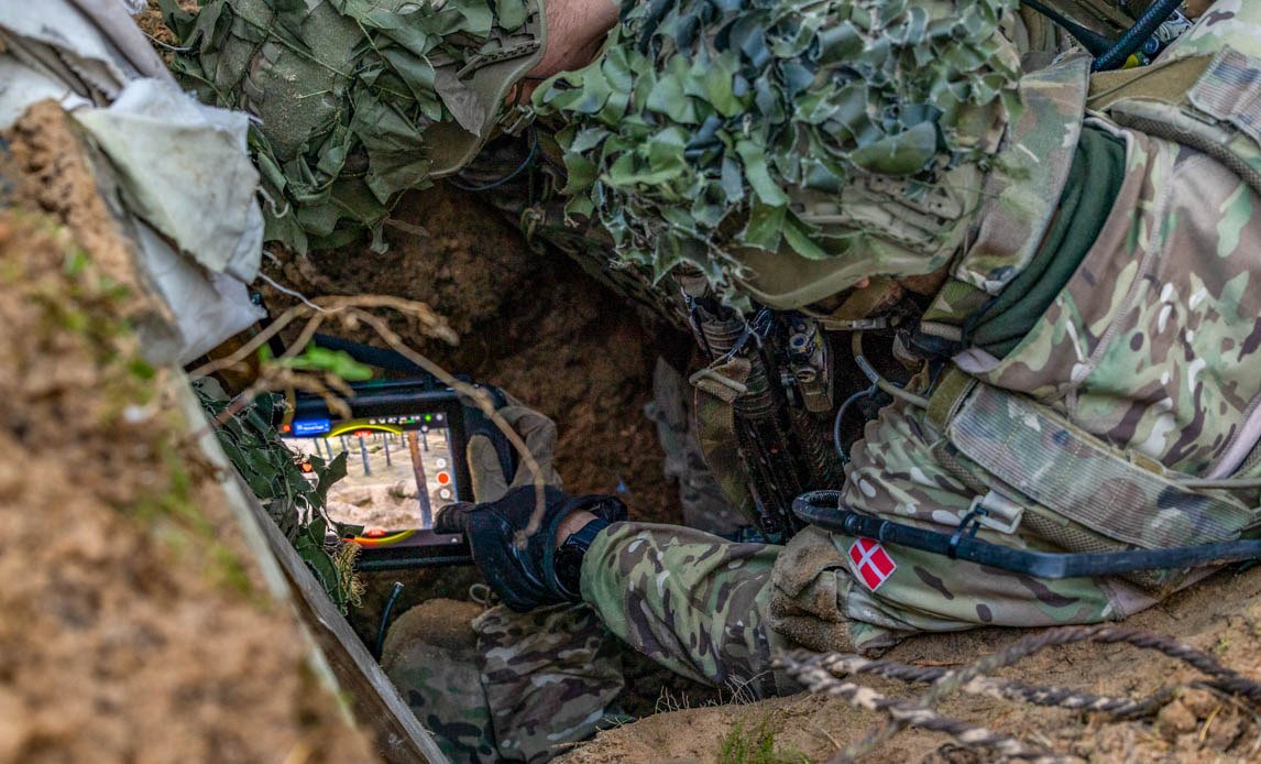 Dronecontroller i skyttegrav i letland