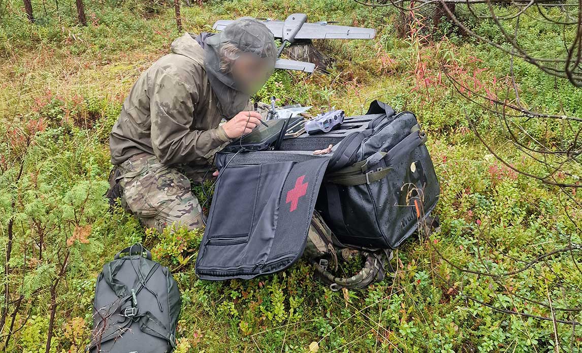 Jægersoldat med drone under øvelse Southern Griffin 25 i Finland
