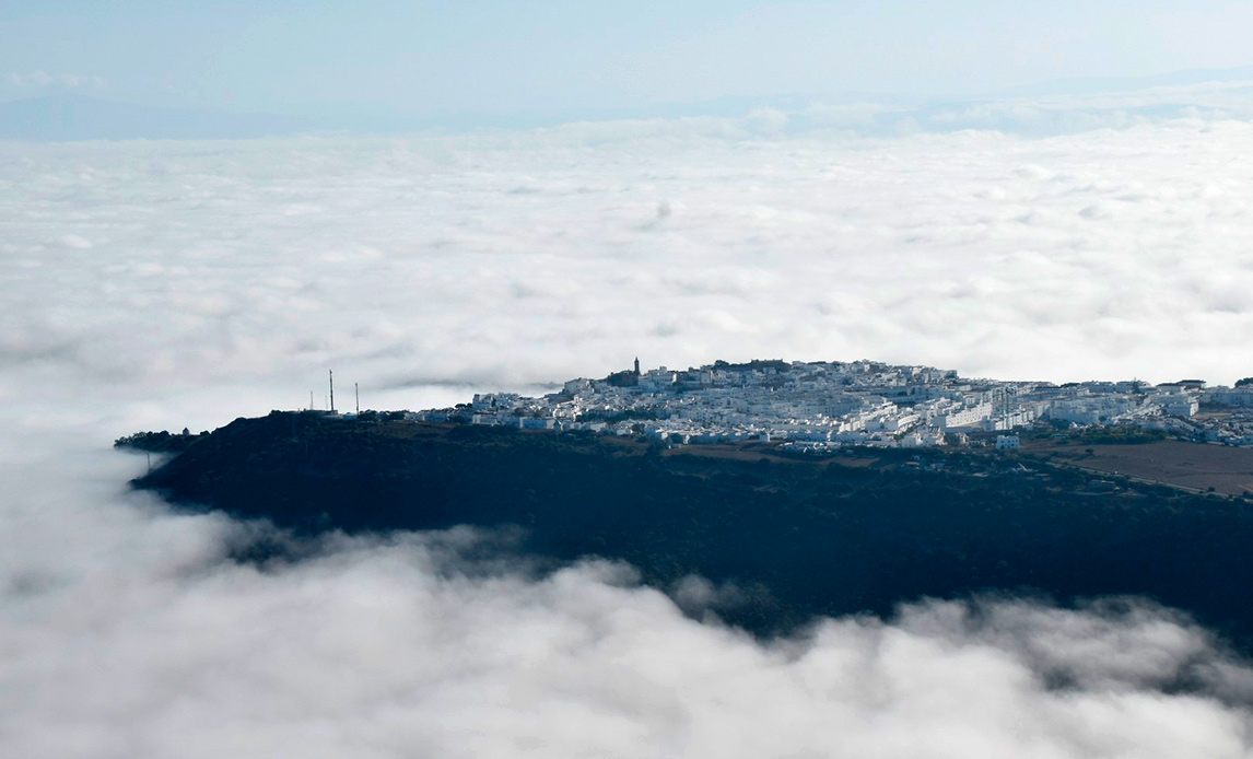 De varme, solrige dage er afløst af lavthængende skyer og blød morgentåge
