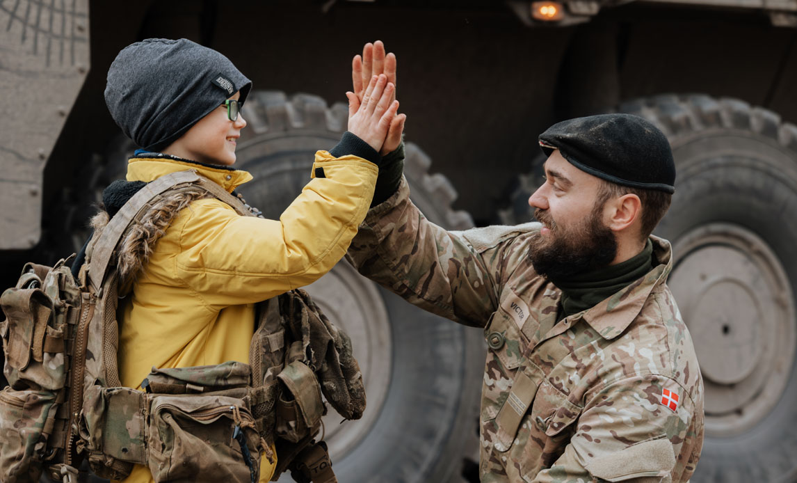 soldat og civil high fiver i letland