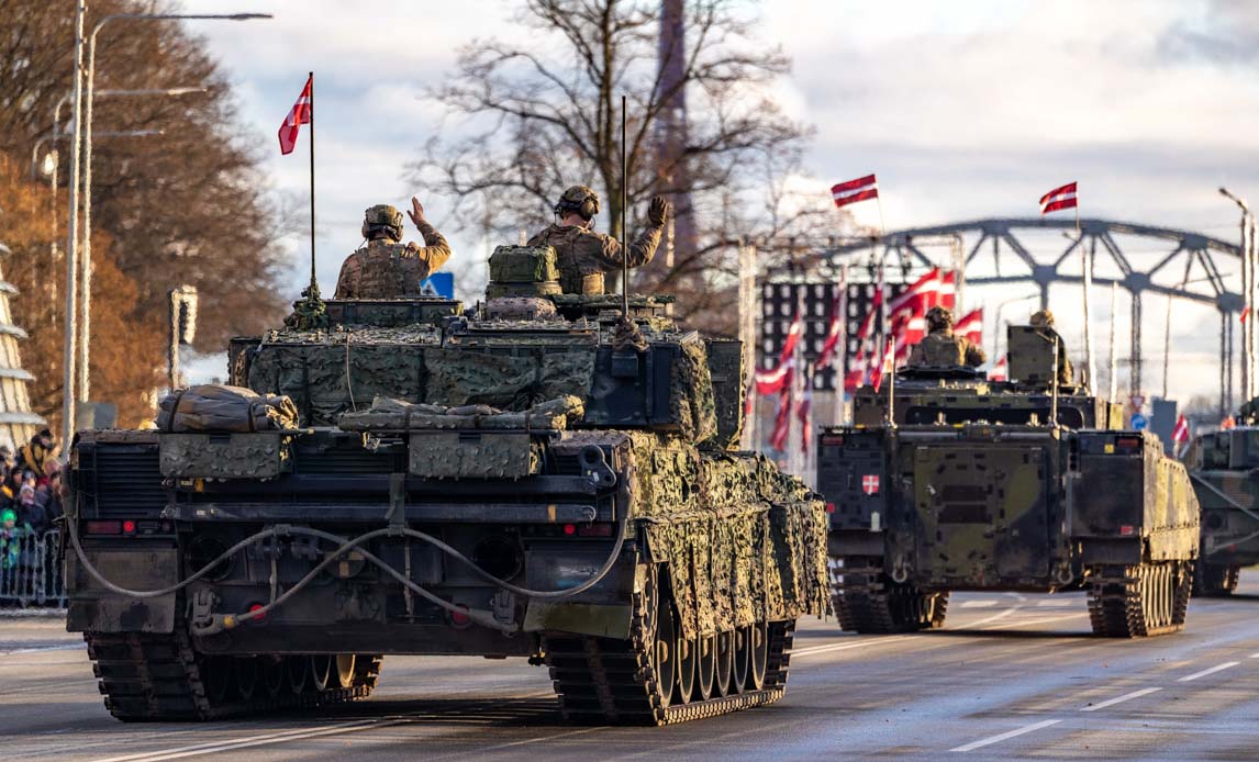 Dansk infanterikampkøretøj og kampvogn deltager i Letlands nationaldag.