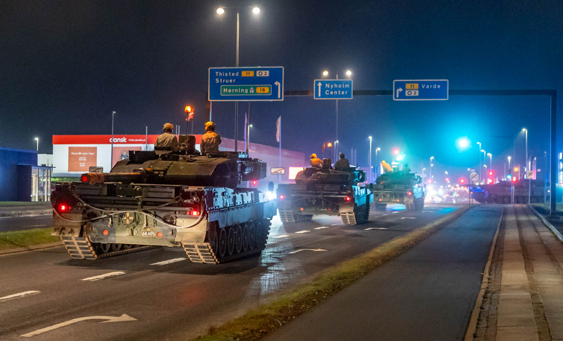 Kampvogne på vej igennem Holstebro