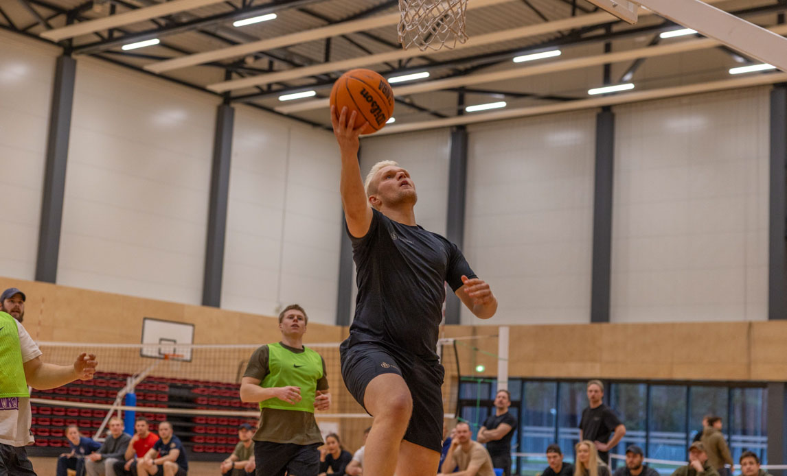 SOldat spiller basketball