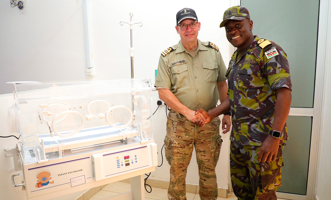 Danmark bidrager til bedre forhold og rammer for Kenya’s kvindelige soldater på Kenyas flådebase, Manda Bay i grænseregionen til Somalia. Bedre forhold for udstationeret kvindeligt personel er med til at styrke kampen mod ekstremistiske grupper i et område, der er præget af etnisk konflikt og usikkerhed.