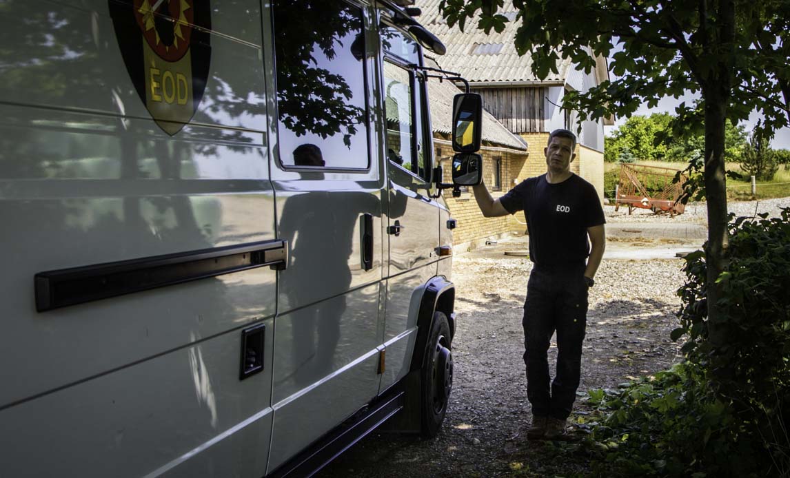 Når der bliver fundet ulovligt fyrværkeri, gammel ammunition fra krigens tid, eller hvis en bombetrussel tikker ind, så er det Ammunitionsrydningstjenesten, der rykker ud. Mød de højt specialiserede soldater, som lever i symbiose med sprængstofferne.