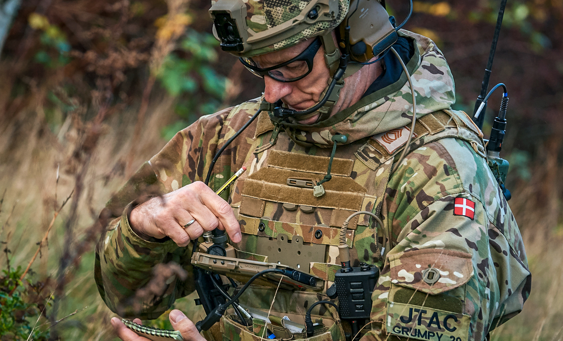 Dansk JTAC-soldat fra Operations Support Wing er i kontakt med den hollandske pilot i F-35 kampflyet og udveksler informationer om terrænet og potentielle mål. Foto: Forsvaret.