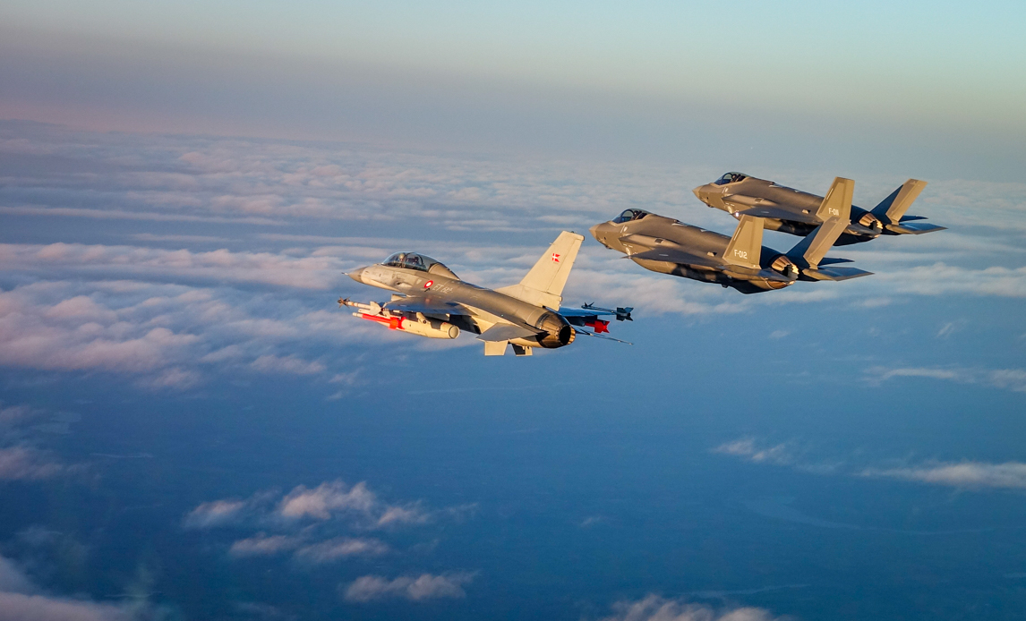 Hollandske F-35’ere flyver sammen med en dansk F-16 over Danmark. Kampflyene deltog i en stor specialoperations flyveøvelse, der løb af stablen i oktober og november. Foto: Flyvevåbnets Fototjeneste.