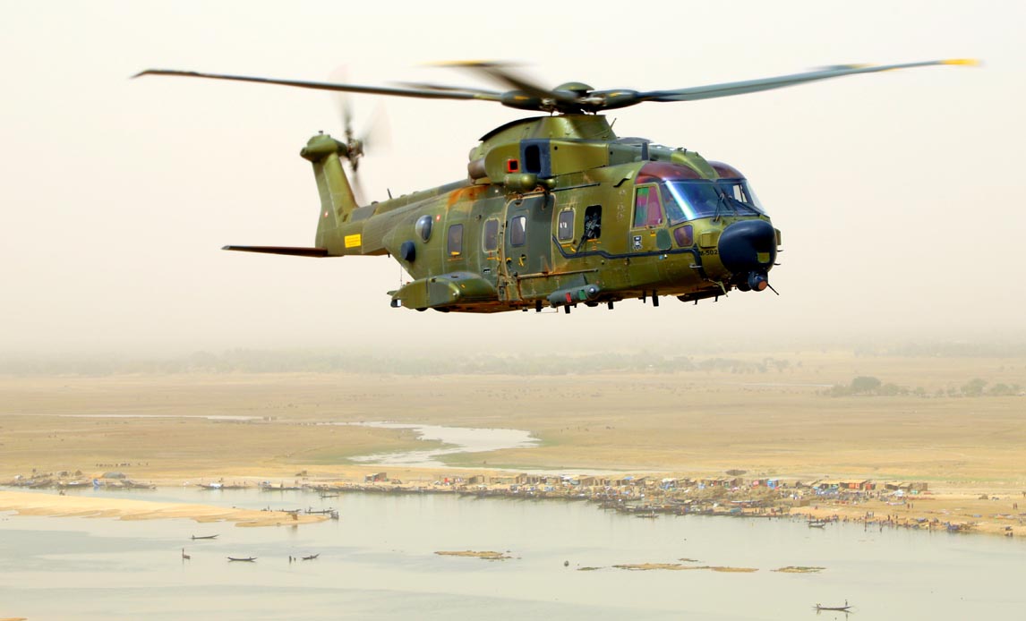 EH101 over Nigerfloden.