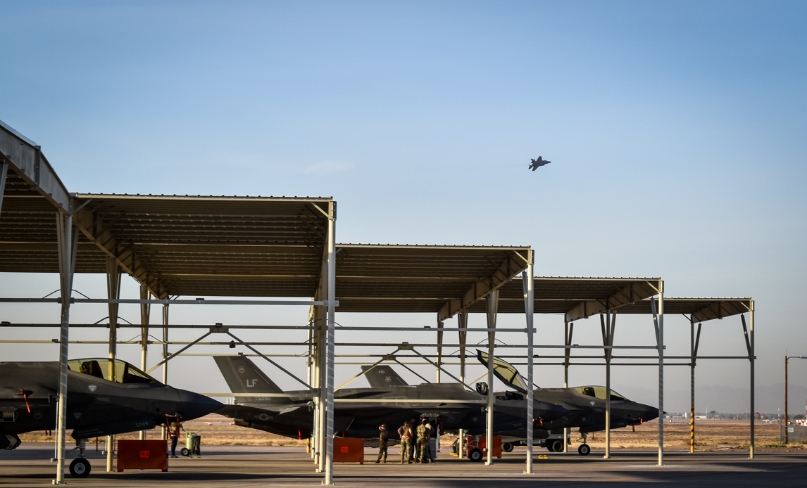 F-35 kampfly i luften over Luke Air Force Base.