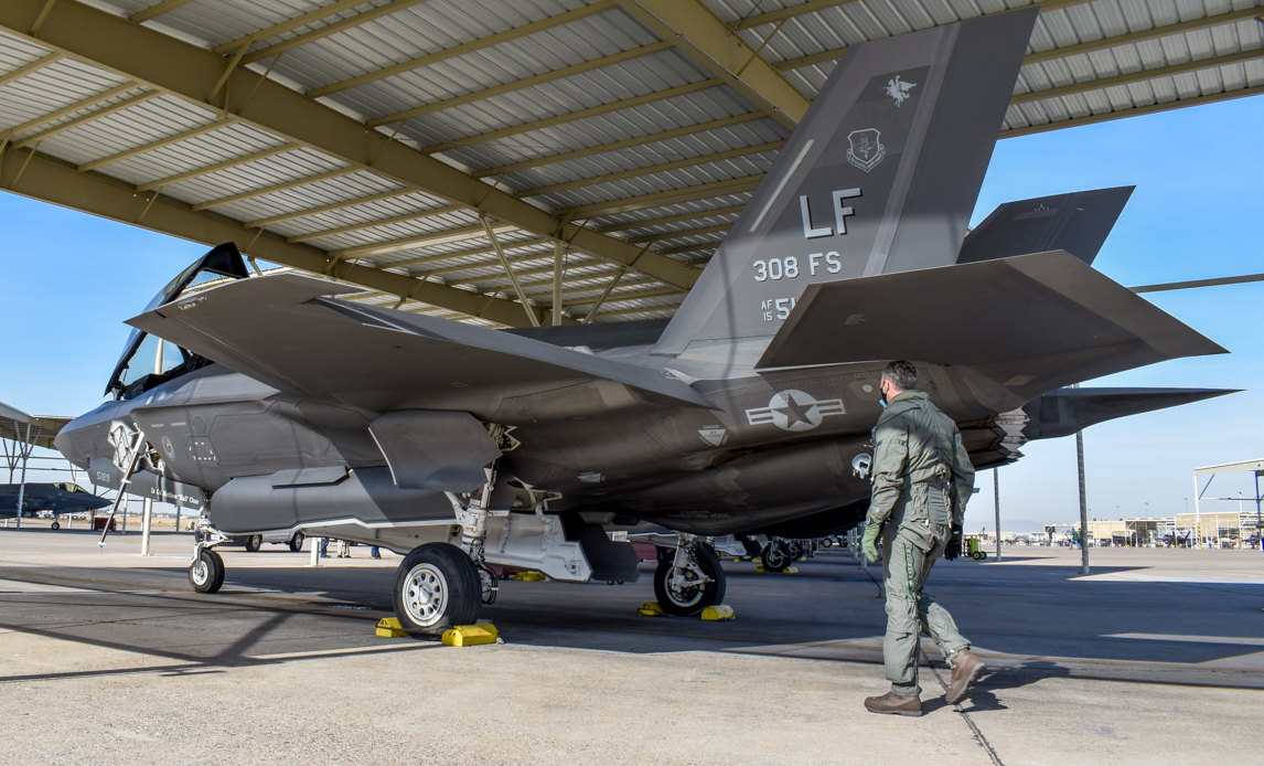 F-35 kampflyet bliver kontrolleret, inden KIN flyver første tur.