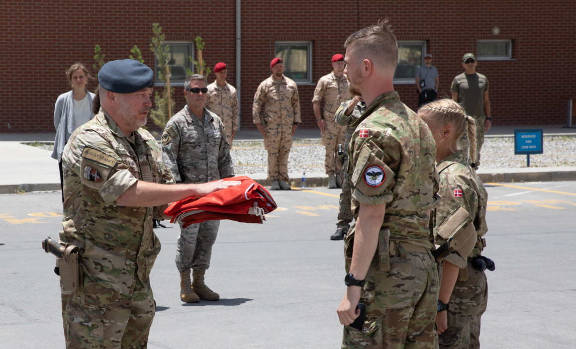 Dannebrog overrækkes til SNR i Afghanistan