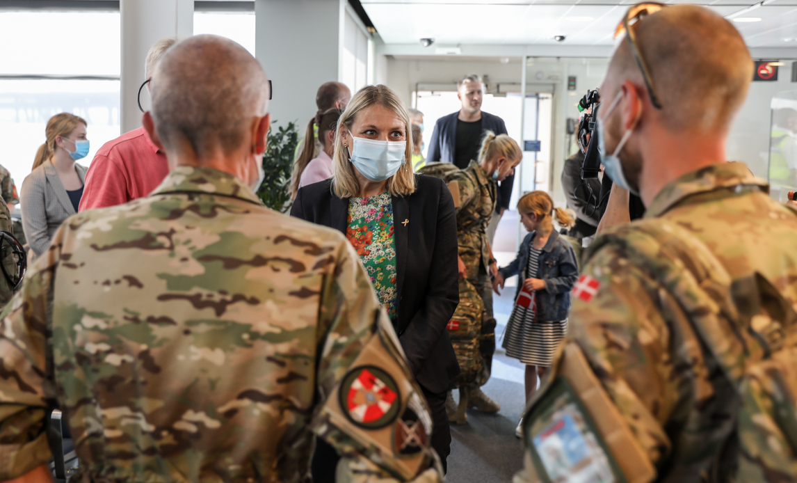 Forsvarsminister Trine Bramsen tager imod de danske soldater i lufthavnen.