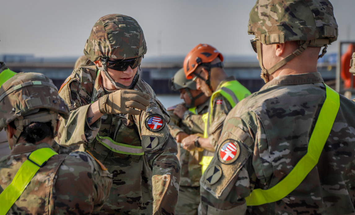 Amerikanske og danske soldater mødes.