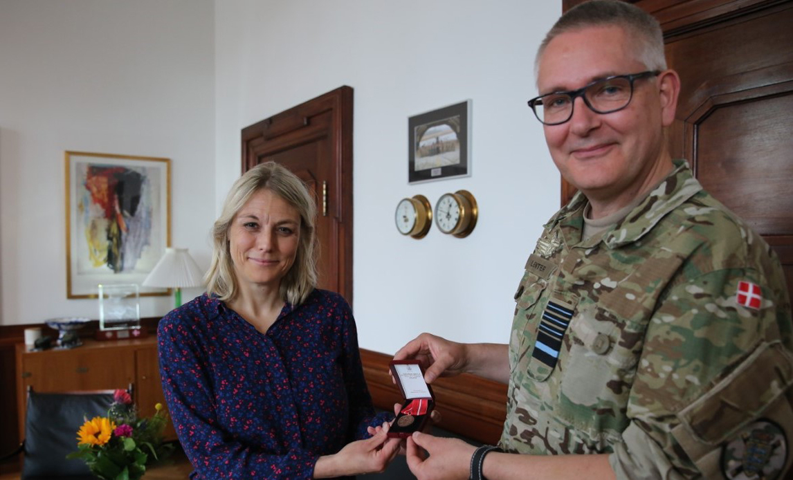 Forsvarschefen og forsvarsministeren med den nye medalje