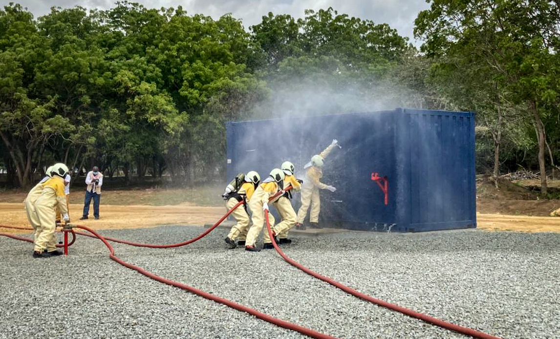 Flådeelever øver på en brandskole i Kenya, som Forsvaret og Danmark har været med til at bygge.