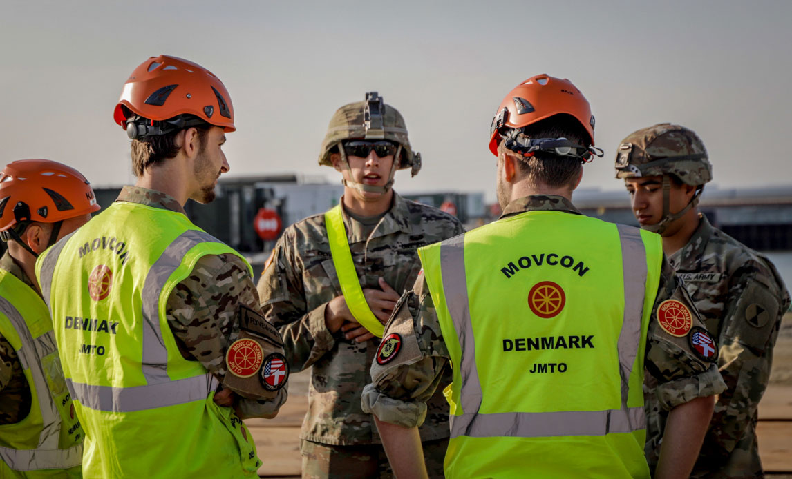 Soldater fra JMTO sammen med amerikanske soldater ved modtagelse i Esbjerg havn.