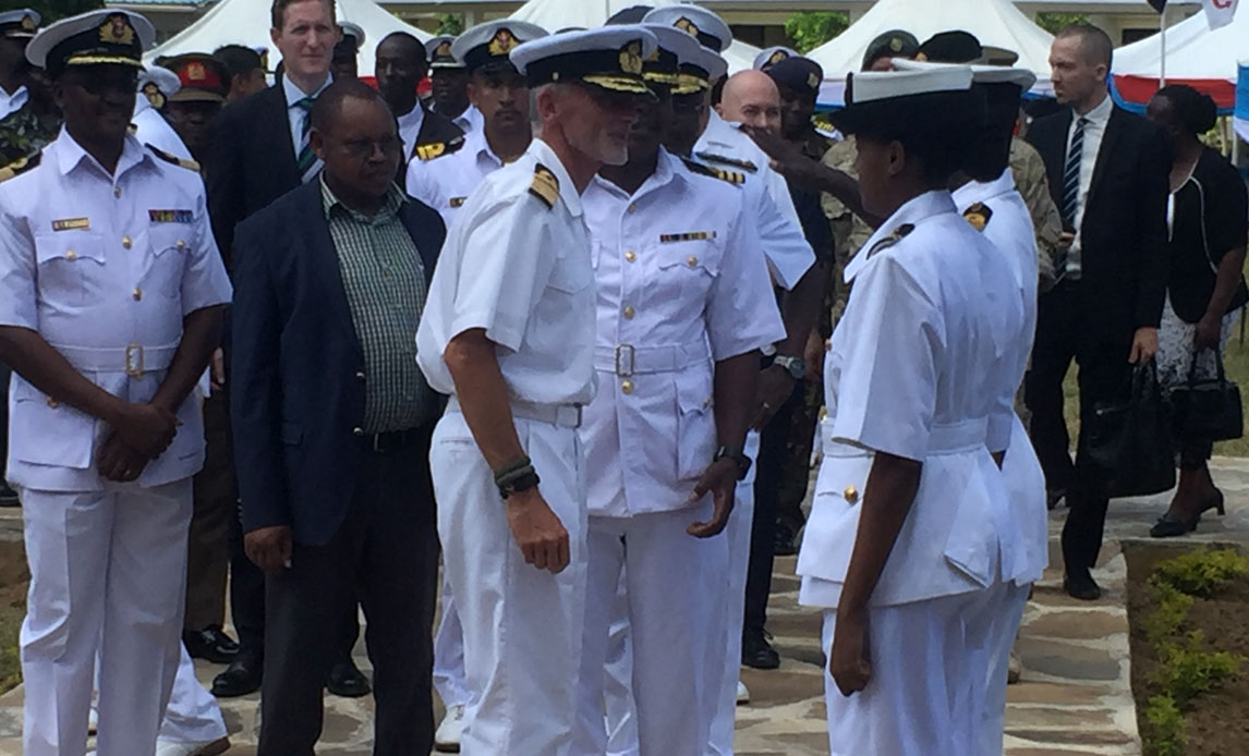 Foto taget i forbindelse med overdragelsen af testbænken og simulatoren på den kenyanske flådebase i Mombasa. Det var CH MST, kontreadmiral Torben Mikkelsen, der stod for overdragelsen. Overdragelsen var den foreløbige kulmination på et langvarigt samarbejde mellem Kenya og Danmark