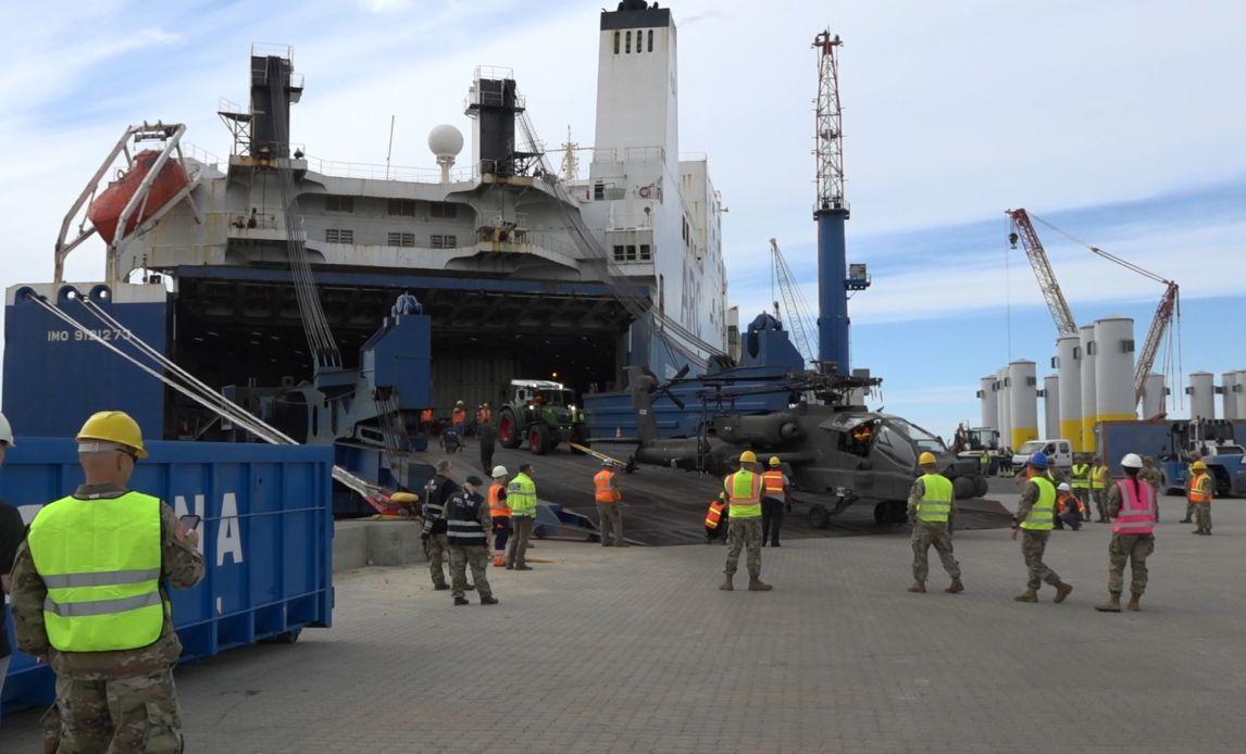 Apache-helikoptere ankommer til Esbjerg