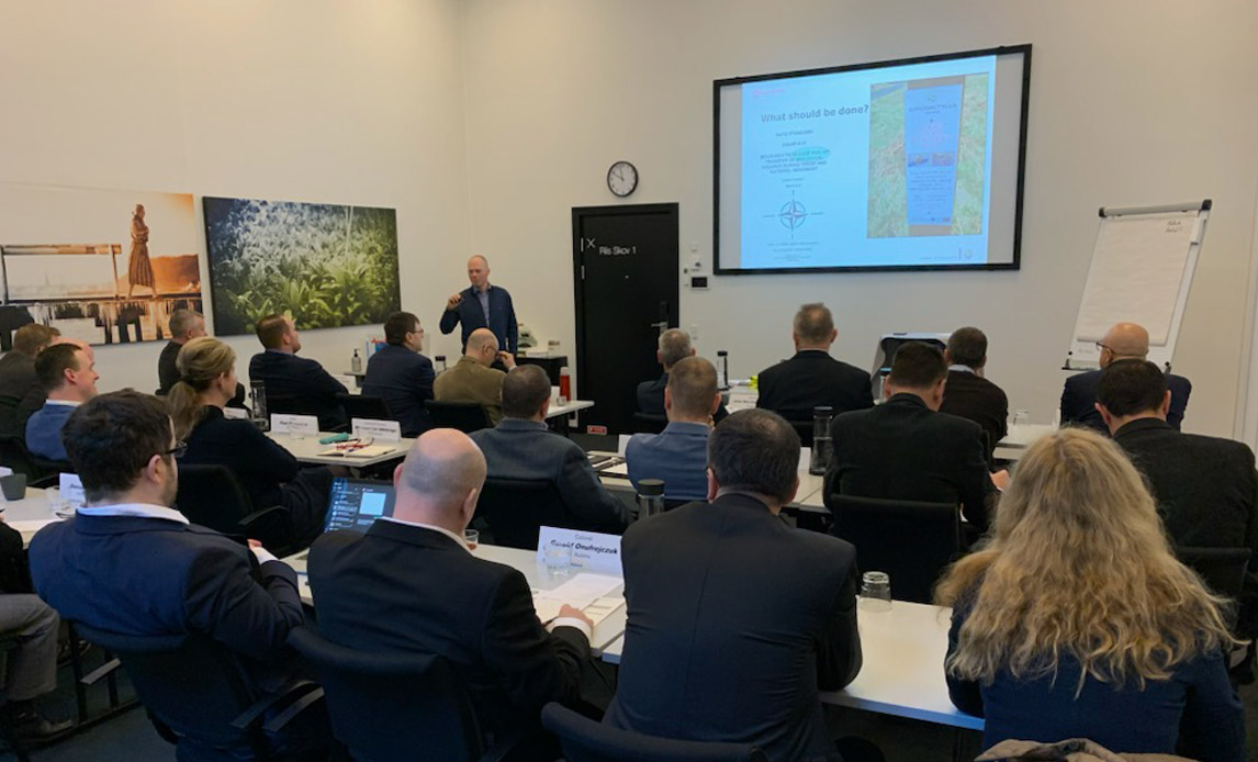 Major Thomas fra Operationsstaben i Forsvarskommandoen briefer på konferencen om Host Nation Support.