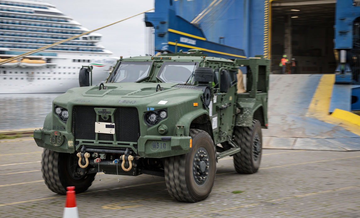 Amerikanske køretøjer ruller i land i Aarhus