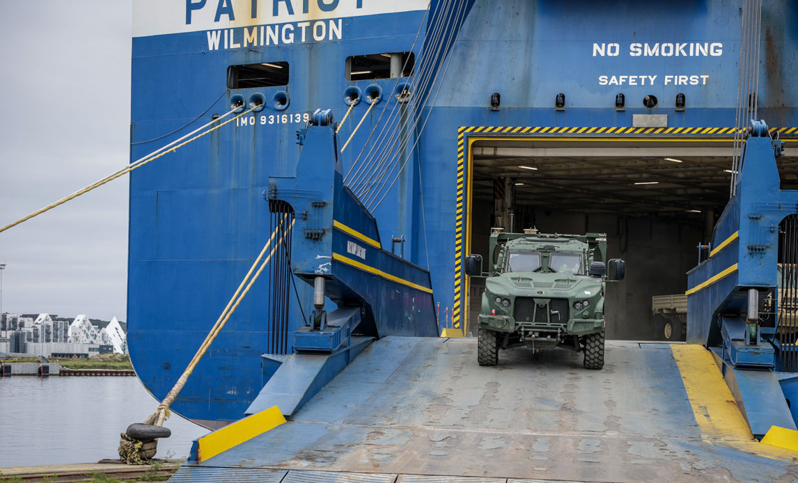 Amerikanske køretøjer ruller i land i Aarhus