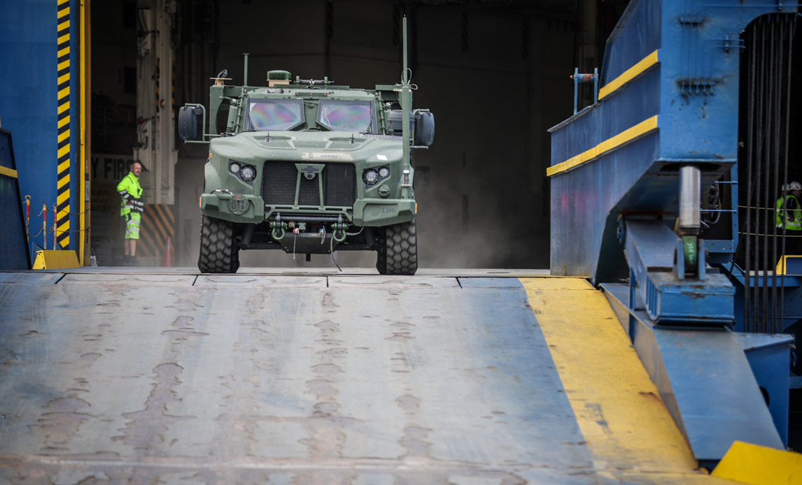 Amerikanske køretøjer ruller i land i Aarhus