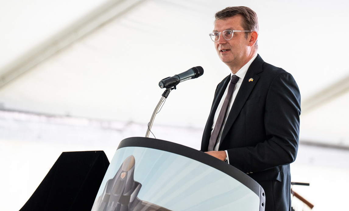 Forsvarsminister Troels Lund Poulsen var een af de første talere ved dagens ceremoni.