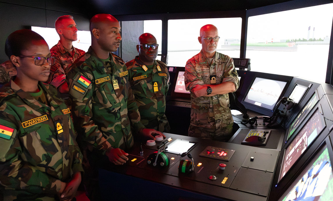 Chefen for Ghanas søværn, kontreadmiral Issah Adam Yakubu på besøg i skibssimulator på Nyholm