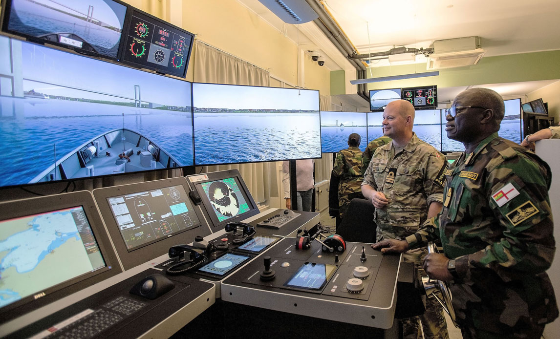 Chefen for Ghanas søværn, kontreadmiral Issah Adam Yakubu på besøg i Marinehjemmeværnets skibssimulator i Slipshavn