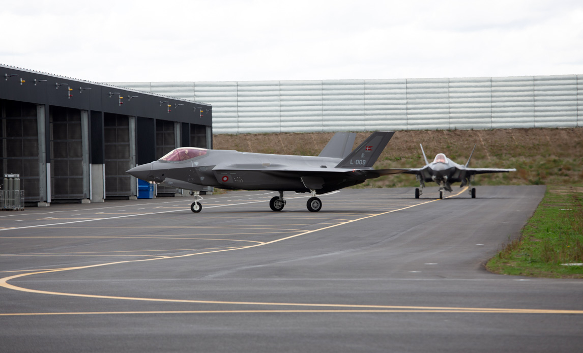 F-35 med halenummer L-009 taxier ind i garagen efter endt flyvning.