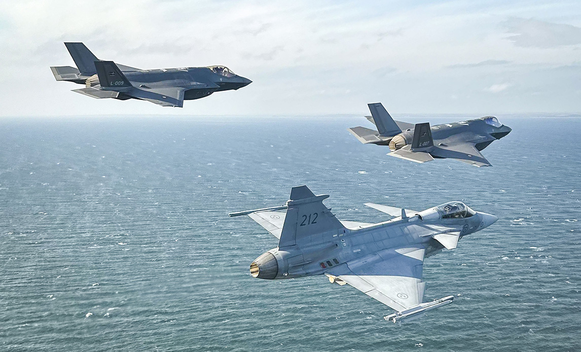 DK F-35 og svenske Gripen over Kattegat