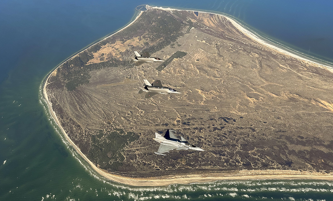 F-35 og Gripen over Anholt i Kattegat.