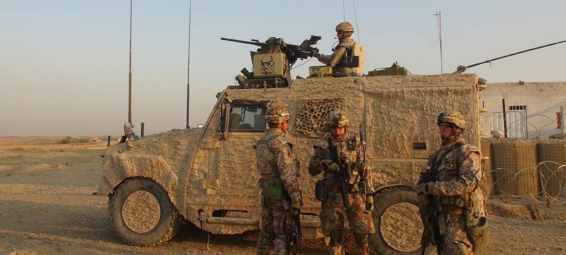 RECCE-delingen eskorterer et dansk Police Monitoring Liasion Team (POMLT), der besøger et afsides checkpoint ved High Way One med afghansk politi (ANP) i Gereshkområdet.
