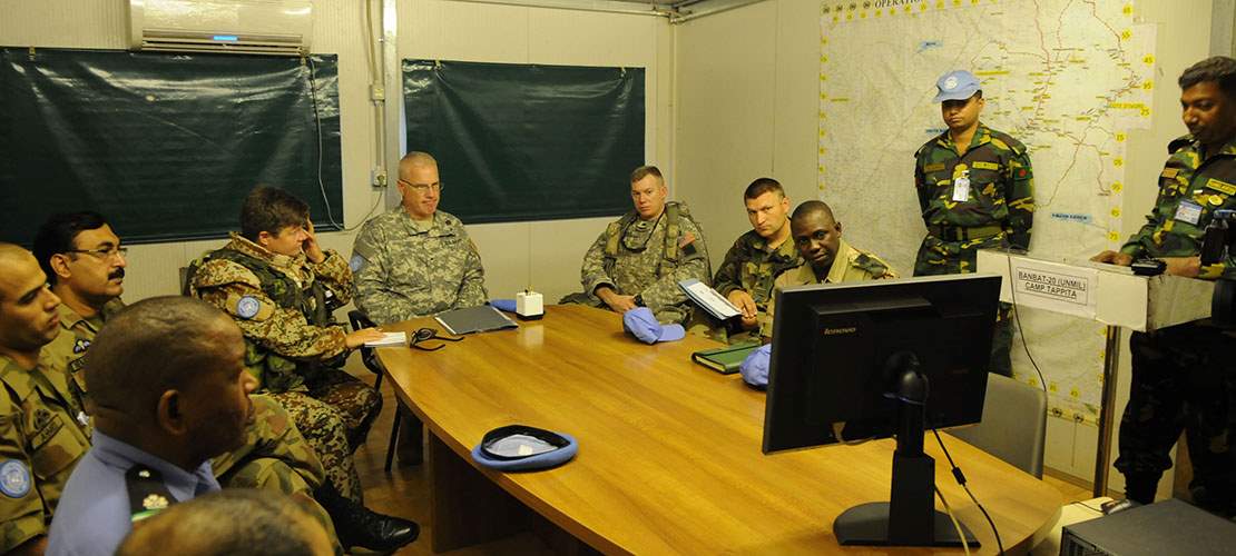 Susanne Bach Bager på besøg ved en af UNMILs bataljoner fra Bangladesh. Bangladesh er en af de helt store bidragsydere til FN-missioner i verden.