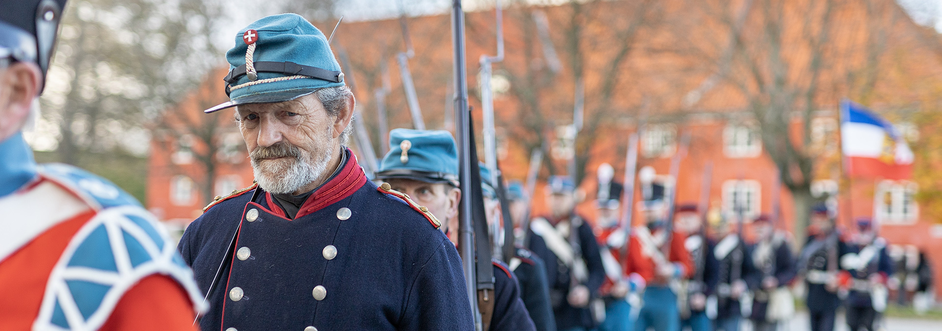 Frivillige udklædt i gamle militæruniformer til fejring af Kastellets fødselsdag