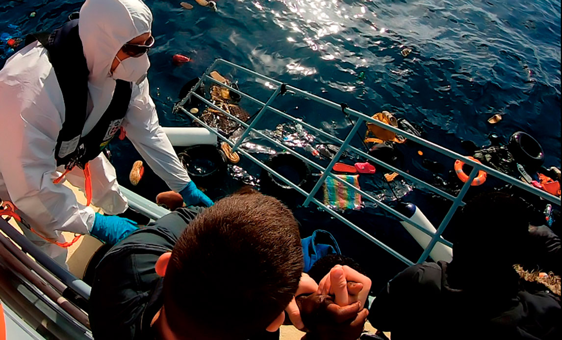 Rælingen på patruljefartøjet er knækket og det udfordrer redningen af migranterne