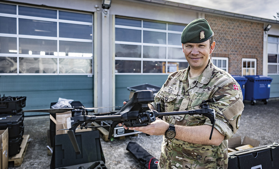 Dennis Hejlesen, der er ansvarlig for implementering af droner i Hæren, viser en af de lidt større overvågningsdroner, der samtidig har mulighed for at droppe en granat mod fjenden.