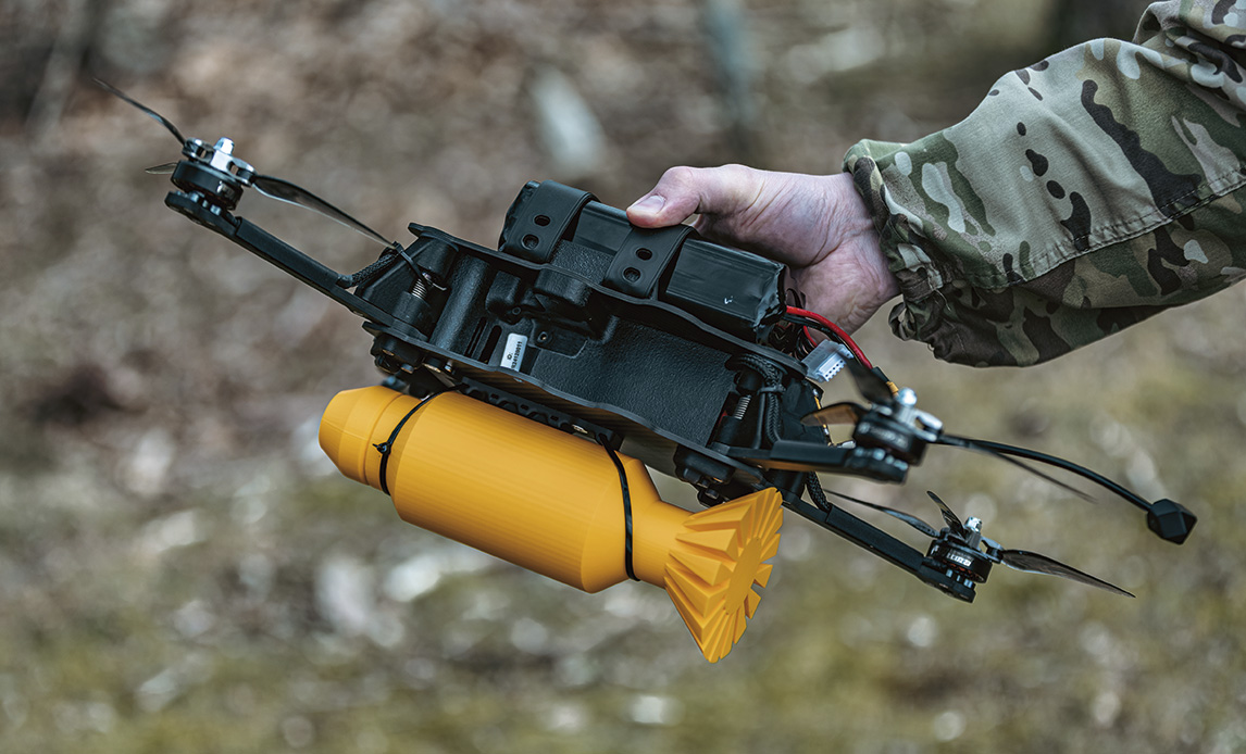 Under træning bruger man en 3D-printet attrap monteret med plasticstrips.