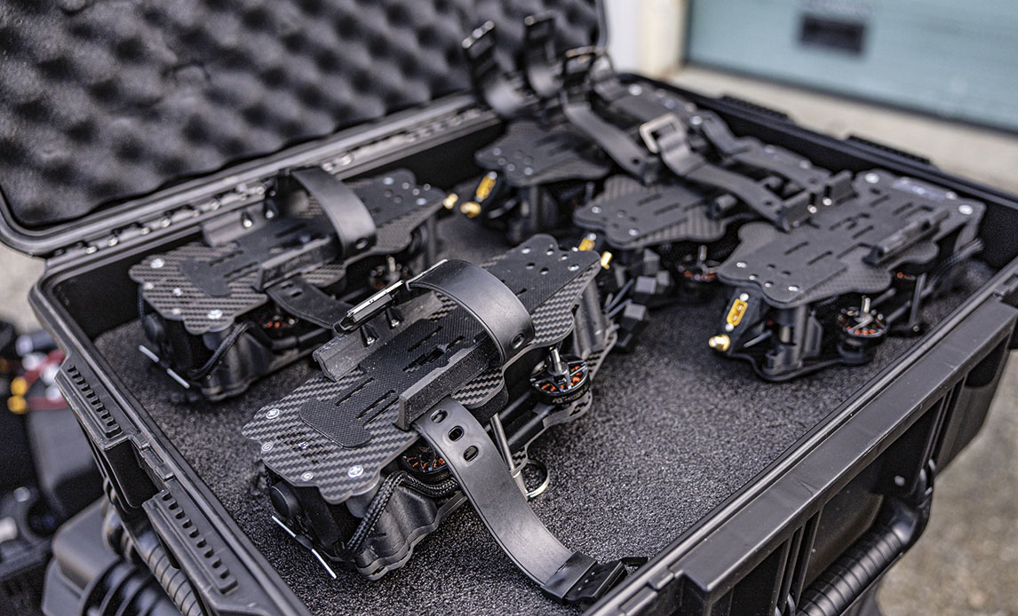 En sammenfoldet drone fylder ikke ret meget og vejer under to kilo. En soldat kan derfor uden problemer have et par stykker med  en rygsæk.