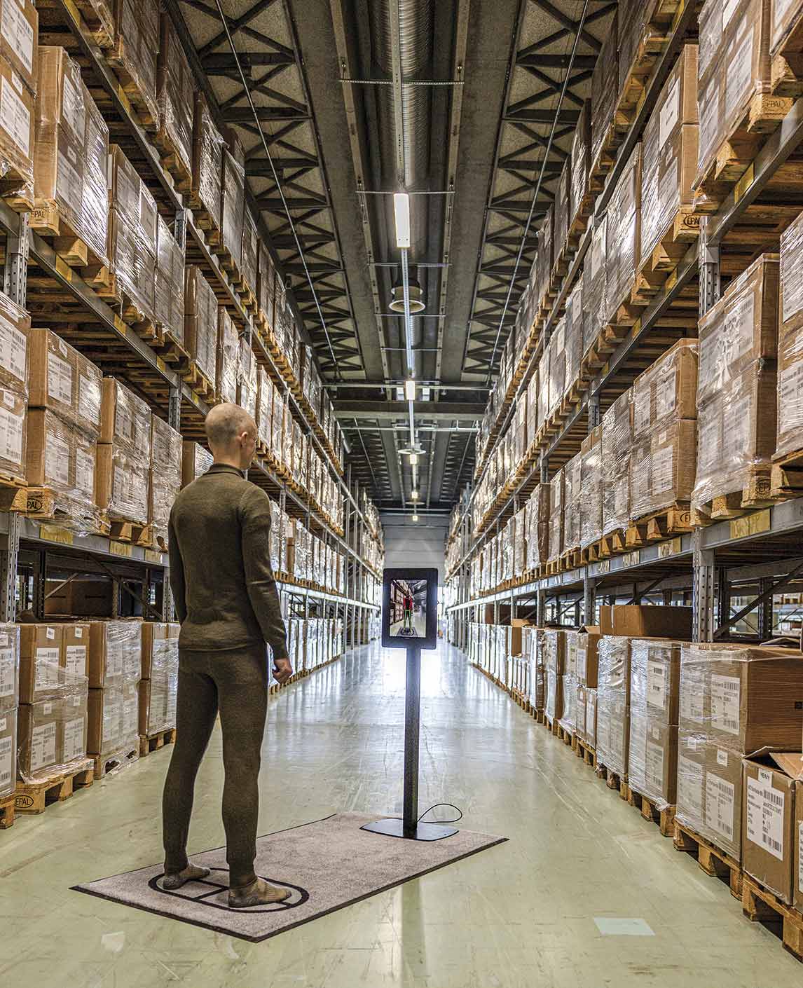 Ved afprøvningen skal soldaten stå i undertøj, så systemet kan få de mest præcise mål. På skærmen vil en figur vise, hvordan soldaten skal stå for at scanneren kan aflæse målene.