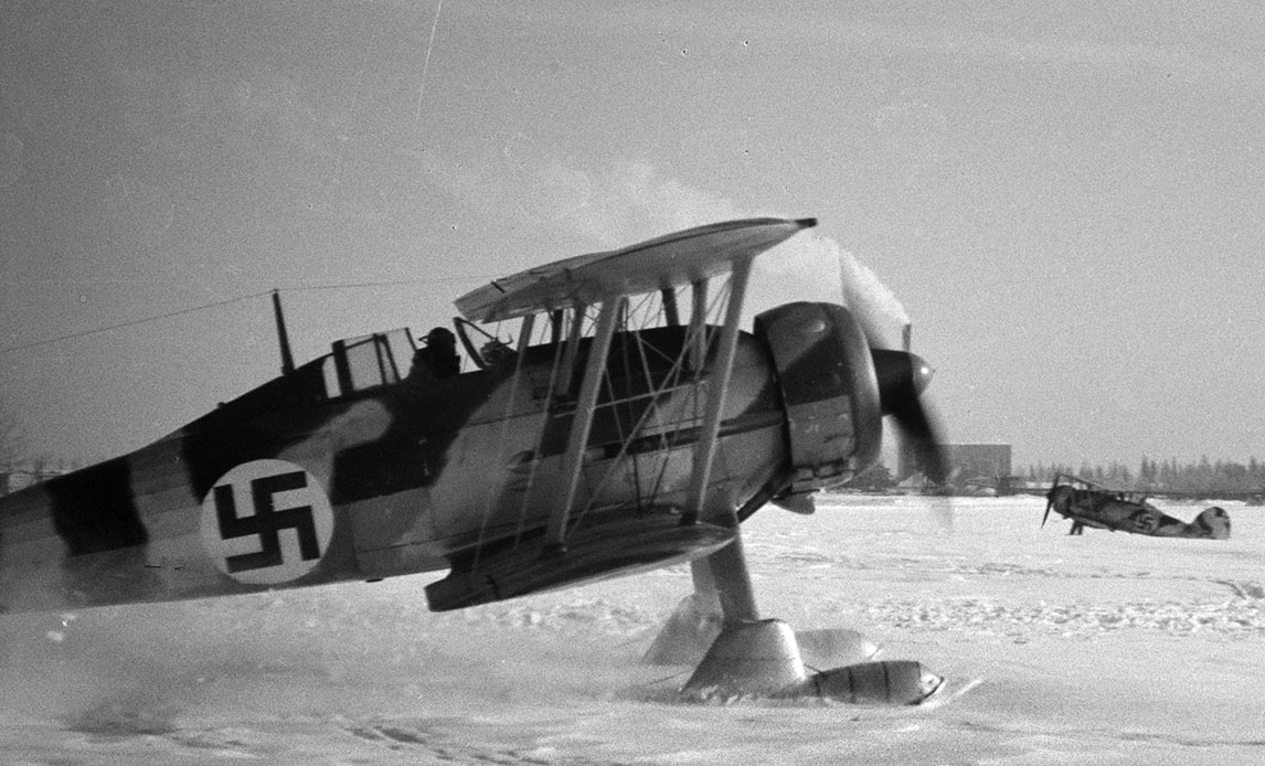 Gloster Gladiator i finsk tjeneste. Det finske flyvevåbens mærke var et blåt svastika eller hagekors. Allerede under Den Finske Borgerkrig i 1918 var det blevet indført, fordi den finske greve Eric von Rosen havde doneret et fly til de hvide styrker i Finland, som han havde malet med blå hagekors. Efter donationen valgte det finske flyvevåben det blå svastika som sit mærke. Det blå hagekors var greve Eric von Rosens personlige mærke, og han havde set det på runeinskriptioner i Gotland, hvor det var et tegn, der kunne bringe vikingerne held og lykke. Desværre indførte det tyske nazistparti det sorte svastika som sit symbol i 1920, to år efter det finske flyvevåben begyndte at bruge det blå svastika. Symbolet blev afskaffet som mærke for det finske flyvevåben i 1945.