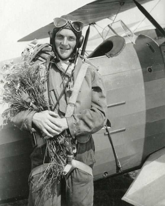 Carl Knut Kalmberg (1541). Født: 12. januar 1913. Død: 13. februar 1940.Fotograferet efter sin første soloflyvning i 1938.