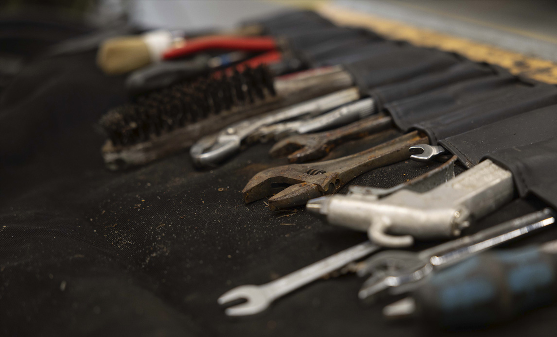 To konstabler fra Skive er ved at uddanne sig til lastvognsmekanikere, mens de bliver i Forsvaret og beholder deres løn. For dem begge er uddannelsen en god grund til at blive i Forsvaret.