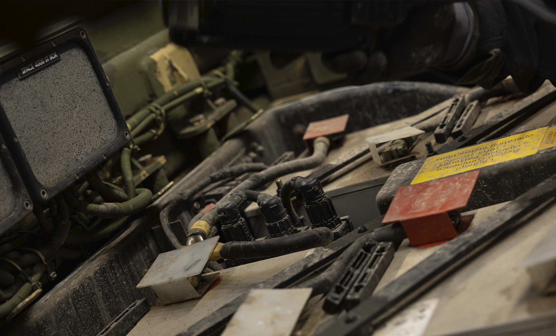 To konstabler fra Skive er ved at uddanne sig til lastvognsmekanikere, mens de bliver i Forsvaret og beholder deres løn. For dem begge er uddannelsen en god grund til at blive i Forsvaret.