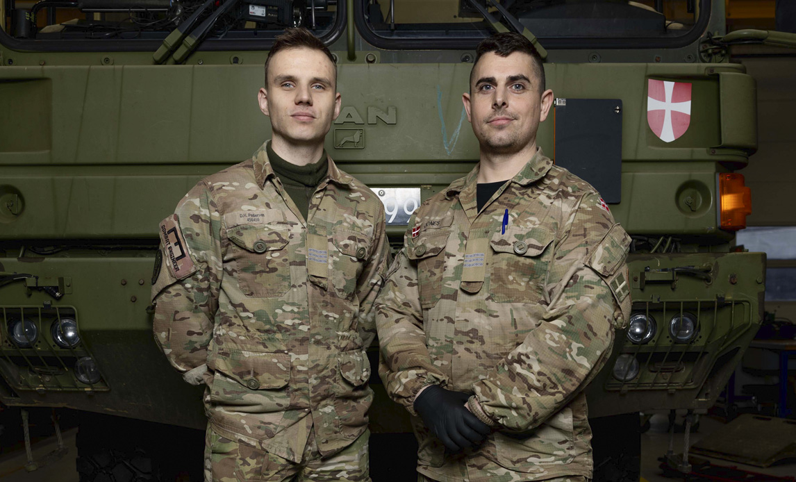To konstabler fra Skive er ved at uddanne sig til lastvognsmekanikere, mens de bliver i Forsvaret og beholder deres løn. For dem begge er uddannelsen en god grund til at blive i Forsvaret.