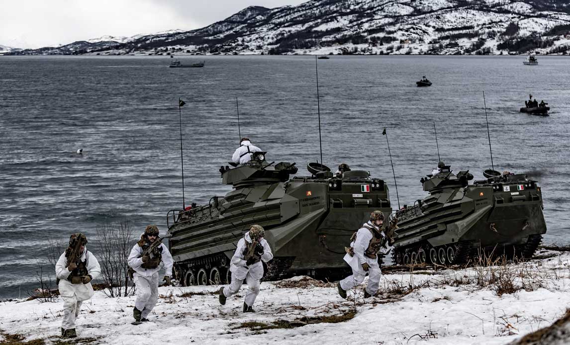 Italienske marinesoldater stormer stranden i Badderen.