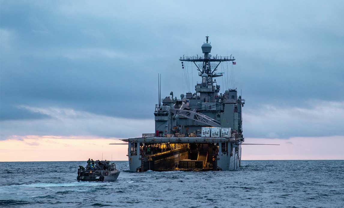 En svensk transportbåd nærmer sig et amerikansk skib.